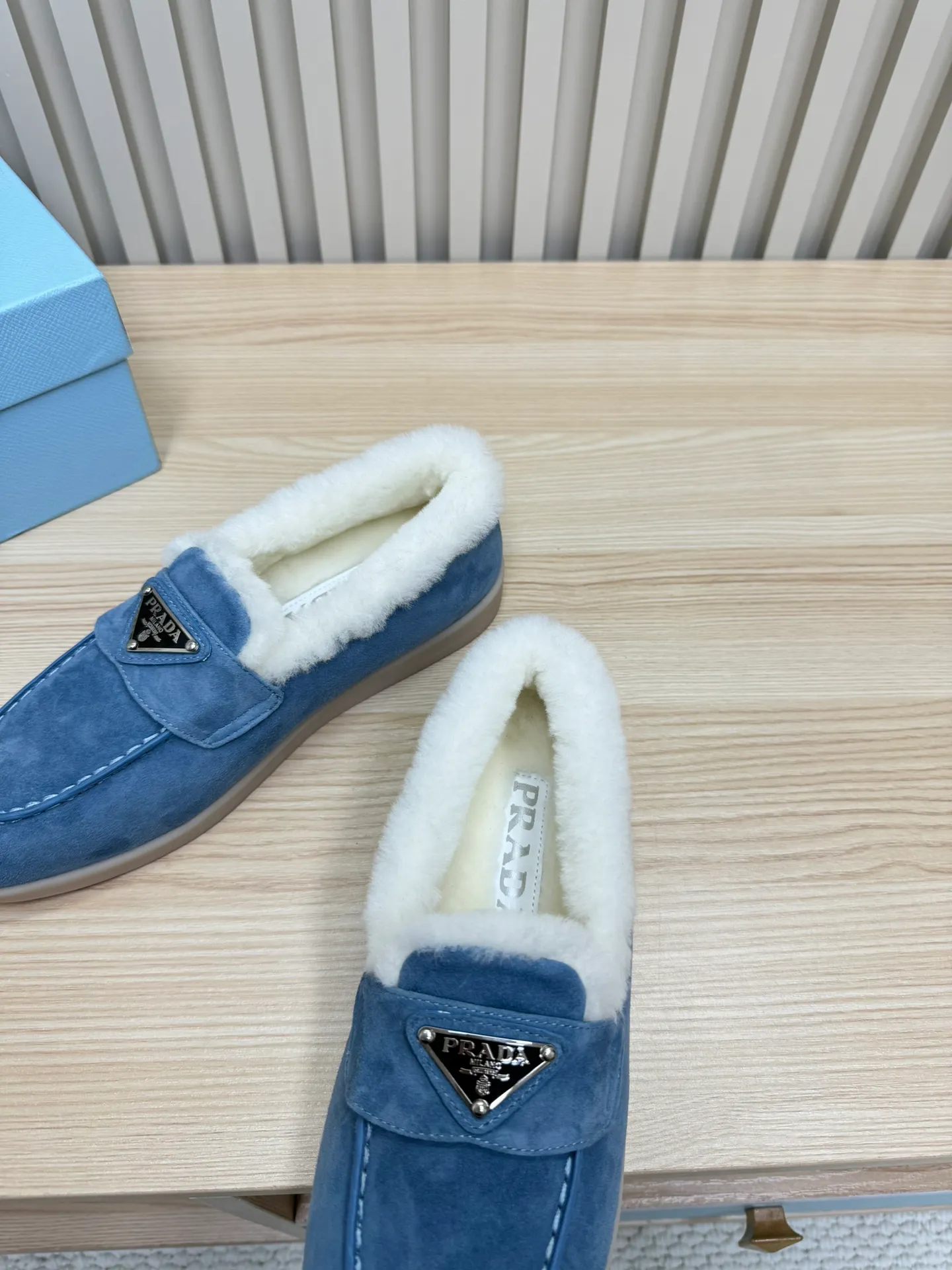 p580 Prada couple loafers｜Winter warmth and good looks at the same time online❄️👫 This is the C position of the shoe cabinet this autumn and winter! Prada's new couple's loafers are high-end yet still stylish~ ✨Imported frosted cowhide fabric, exquisite texture and high-end at first glance 🐑Australian imported sheepskin fur integrated lining, maximum warmth retention! It is also super warm to wear in winter in the north. 🔺The classic triangle logo embellishes the upper, which is simple and elegant, with perfect recognition. 💯Original TPU absorbent film outsole, non-slip, wear-resistant and durable. A must-have item for couples to go out on the street! The upper foot instantly enhances the overall outfit level, whether it is paired with a coat or a down jacket, it looks great ~ #Prada Loafers #coupleshoesrecommend #wintermusthaveshoes #luxurywear Outfit Fabric: Imported two-layer frosted cowhide Lining: Sheepskin imported from Australia One piece Outsole: Original Tpu absorbent film outsole Female size: 35~41 (customized in 41) Male size: 39~45 (customized in 45)